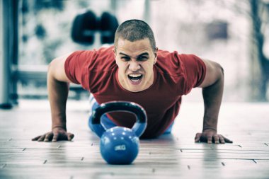 Kettlebell tarafından eğitim genç fitness adam.