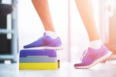 Atletik kadın eğitmen bir modern fitness merkezi insanlar grubuna Stepper ile aerobik sınıf yapıyor. Spor ve sağlık kavramı.
