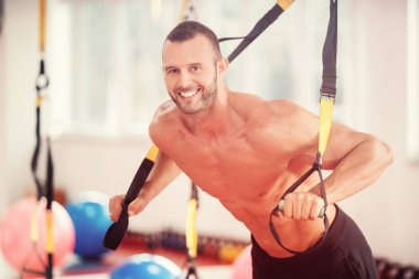 Gönderme yapan erkek eğitim silah trx fitness askıları jimnastik salonu ile ups