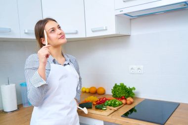 Genç kadın mutfakta taze sebze sepeti