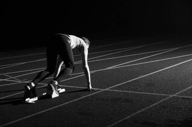 Spor. Koşu parkuru başlayan blok bırakarak sprinter.