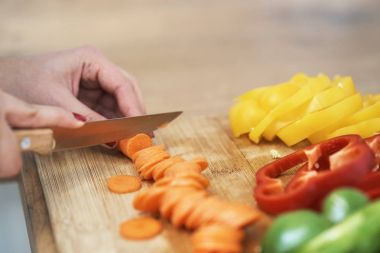 kadın mutfakta sebze yemek 