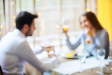 Gıda, Noel, tatil ve insanlar kavramı - Restoran çift yeme ana sahasında gülümseyen