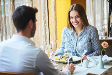 Gıda, Noel, tatil ve insanlar kavramı - Restoran çift yeme ana sahasında gülümseyen