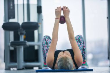 Kettlebell eğitimde modern bir spor salonu