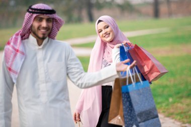 Güzel Müslüman çift alışveriş sonra yürüyüşe. kavramı