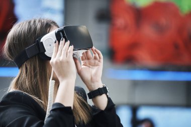 tüketici elektroniği genç bir çift satın almak en son dizüstü bilgisayar, televizyon ve fotoğraf kamera seyir saklamak