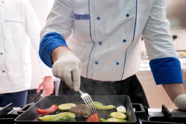 Açık alev üzerinde hafif sığır eti ve vegie yemek hazırlanması