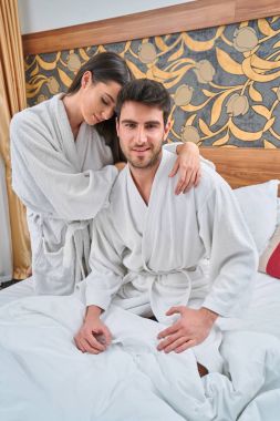 concept d'hôtel, voyages, relations et le bonheur - heureux couple au lit