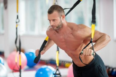 Gönderme yapan erkek eğitim silah trx fitness askıları jimnastik salonu ile ups