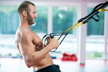 kaç itme yapıyor trx fitness askıları kavramı egzersiz sağlıklı yaşam spor salonunda silahlarla eğitim ups