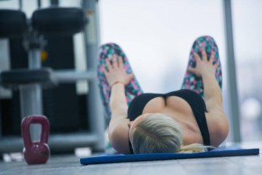 Kettlebell eğitimde modern bir spor salonu