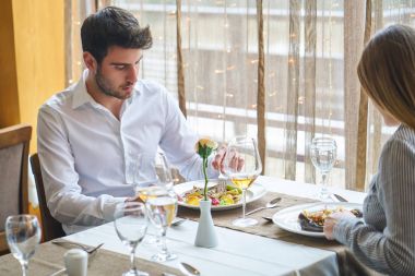 Gıda, Noel, tatil ve insanlar kavramı - Restoran çift yeme ana sahasında gülümseyen