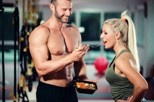 Casal Feliz Ginásio Alimentando Uns Aos Outros Com Salada Fresca — Fotografia de Stock