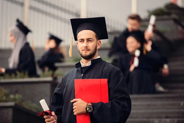 Fiatal Büszke Magabiztos Diplomás Pózol Egy Fotó — Stock Fotó
