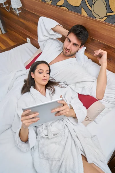 Hotel Viagens Relacionamentos Conceito Felicidade Casal Feliz Cama — Fotografia de Stock