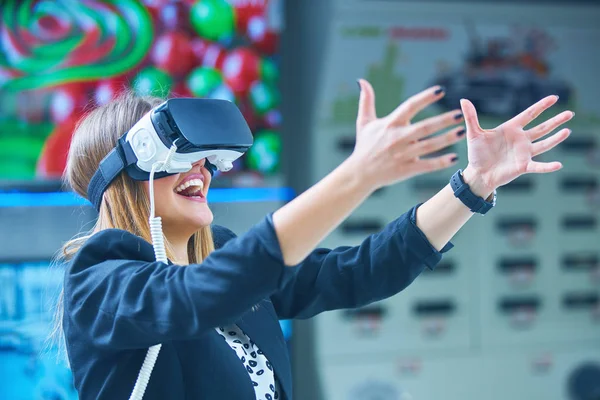 Mujer Joven Con Dispositivo Realidad Virtual — Foto de Stock