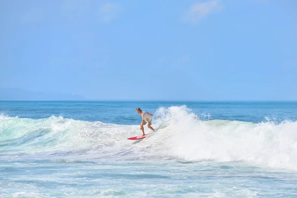 Surfista Com Sua Prancha Surf Para Ondas — Fotografia de Stock