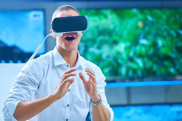 Hombre Con Gafas Realidad Virtual — Foto de Stock