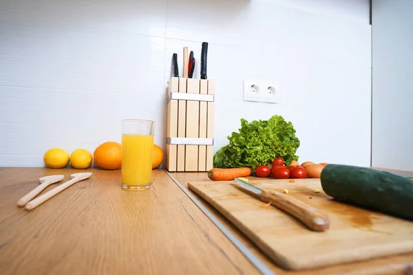 Verse Groenten Voor Salade Een Keukentafel — Stockfoto