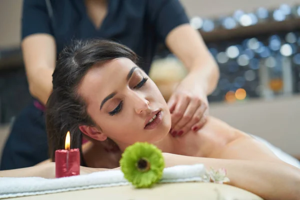 Kobieta Spa Kobieta Korzystająca Relaksujący Masaż Pleców Centrum Spa Kosmetologii — Zdjęcie stockowe