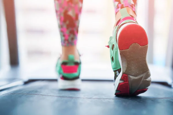 Kvinnliga Muskulös Fötter Sneakers Kör Löpbandet Gymmet — Stockfoto