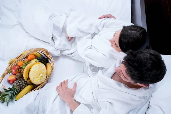 Casal Relaxante Cama Com Cesta Frutas Prazer — Fotografia de Stock