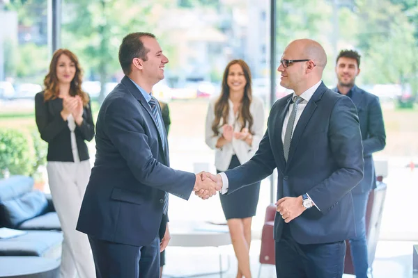 Affärsmän Skakar Hand Avslutar Ett Möte Kontoret — Stockfoto