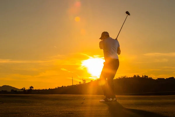 Man Golfen Tijdens Zonsondergang — Stockfoto