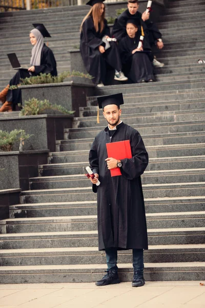 Joven Graduado Orgulloso Seguro Posando Para Una Foto —  Fotos de Stock