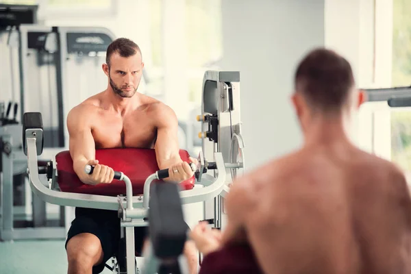 Determined Young Muscular Man Working Fitness Machine Gym — Stock Photo, Image