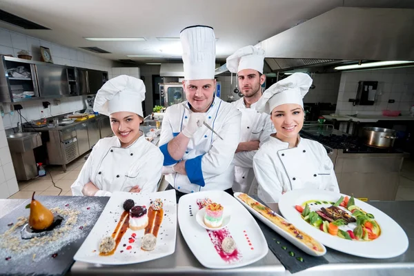 Cozinha Chef Com Jovens Aprendizes Fazendo Desertos — Fotografia de Stock