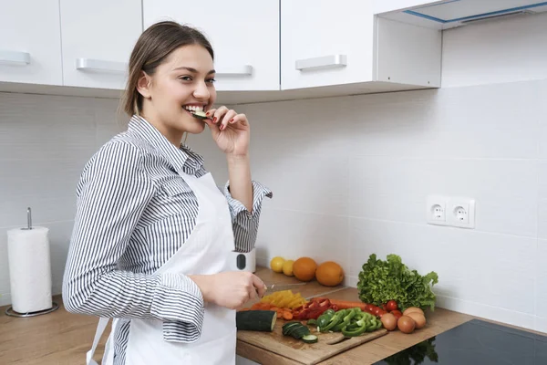 Mujer Cocinar Verduras Cocina — Foto de Stock