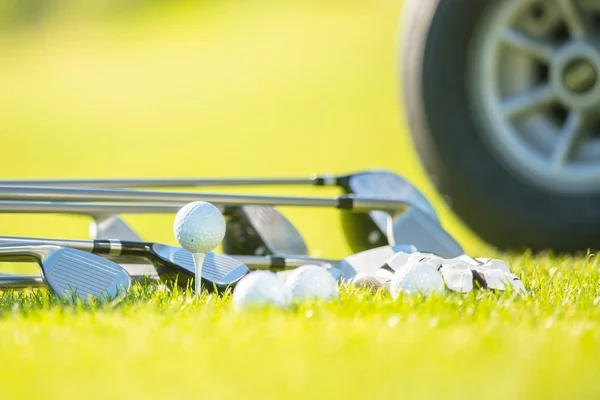 Golf Club Och Golf Ball Påse Gräs — Stockfoto