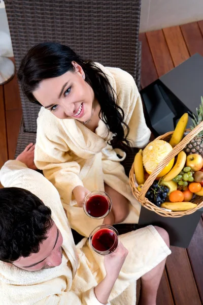 Paar Genießt Wein Und Obst Blick Von Oben — Stockfoto