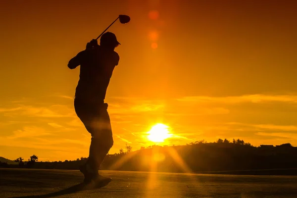 男は日没時にゴルフします — ストック写真
