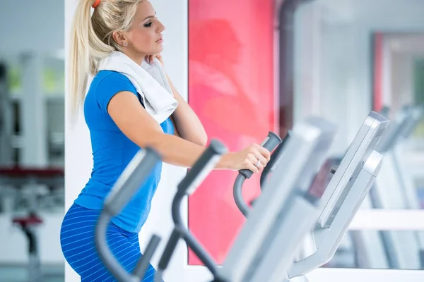Frau Trainiert Auf Laufband Fitnessstudio — Stockfoto