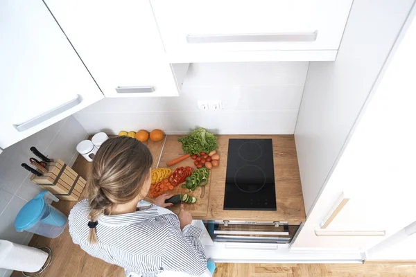 Mujer Cocinar Verduras Cocina — Foto de Stock