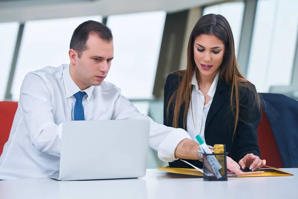 Businesspeople Using Laptop Conference Table — Stock Photo, Image