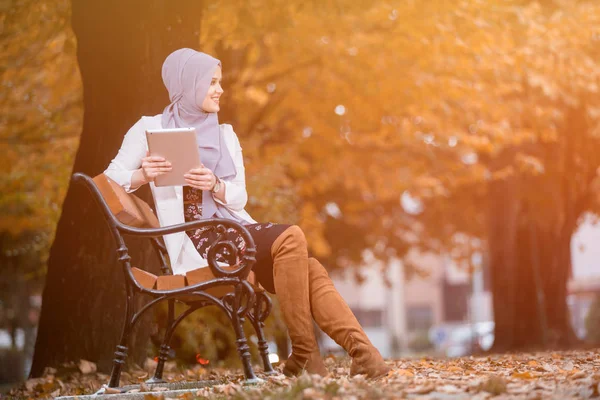 Menina Bonita Usando Hijab Usando Tablet Banco Parque Cores Outono — Fotografia de Stock