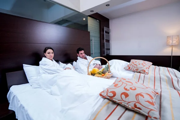 바구니 즐거움과 침대에서 편안한 — 스톡 사진