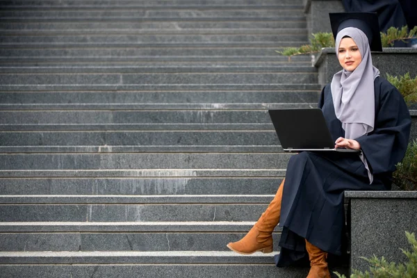 Hübsche Studentin Trägt Hijab Mit Computer — Stockfoto