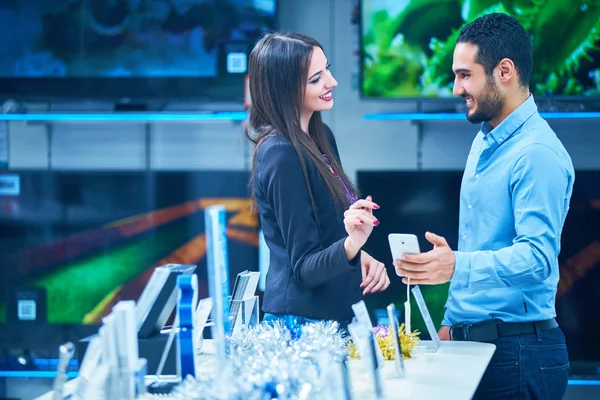 Young Couple Consumer Electronics Store Looking Latest Laptop Television Photo — Stock Photo, Image