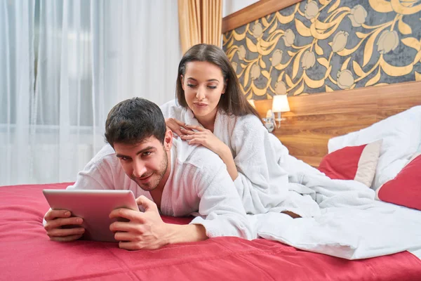 Hotel Viagens Relacionamentos Conceito Felicidade Casal Feliz Cama — Fotografia de Stock