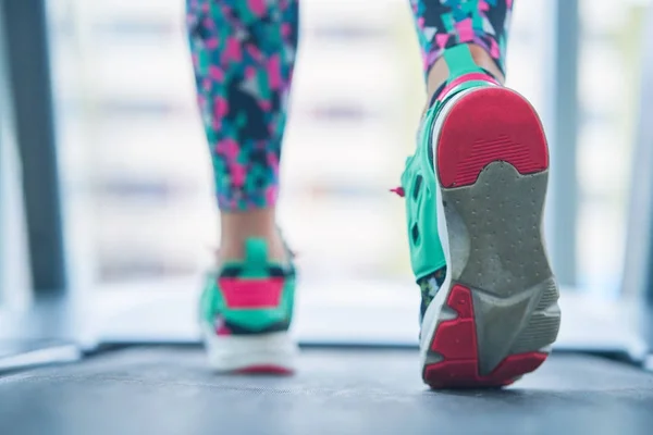 Kvinnliga Muskulös Fötter Sneakers Kör Löpbandet Gymmet — Stockfoto