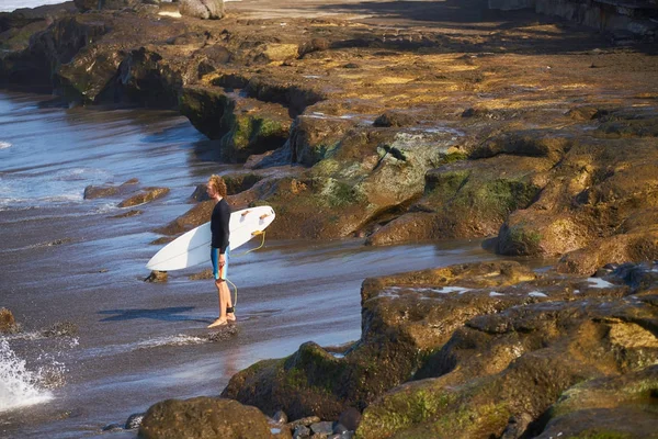 Surfista Con Tabla Surf Las Olas —  Fotos de Stock