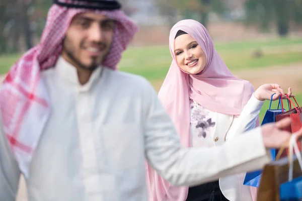 Schönes Muslimisches Paar Das Nach Dem Einkaufen Spazieren Geht Konzept — Stockfoto