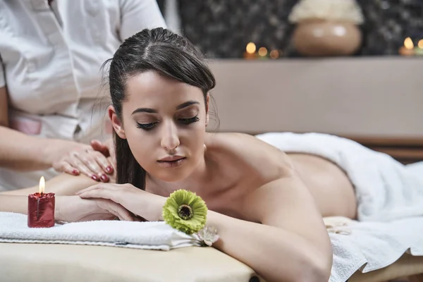 Mujer Disfrutando Relajante Masaje Espalda Cosmetología Centro Spa — Foto de Stock