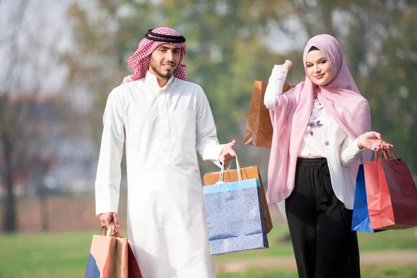 Charmant Couple Musulman Faisant Une Promenade Après Les Courses Concept — Photo
