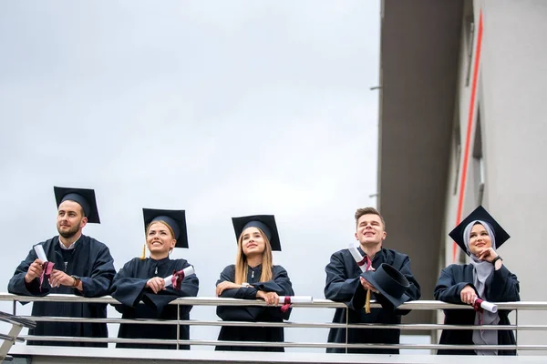 Grupo Diversos Estudiantes Internacionales Posgrado Celebrando Sentado Pie Concepto — Foto de Stock